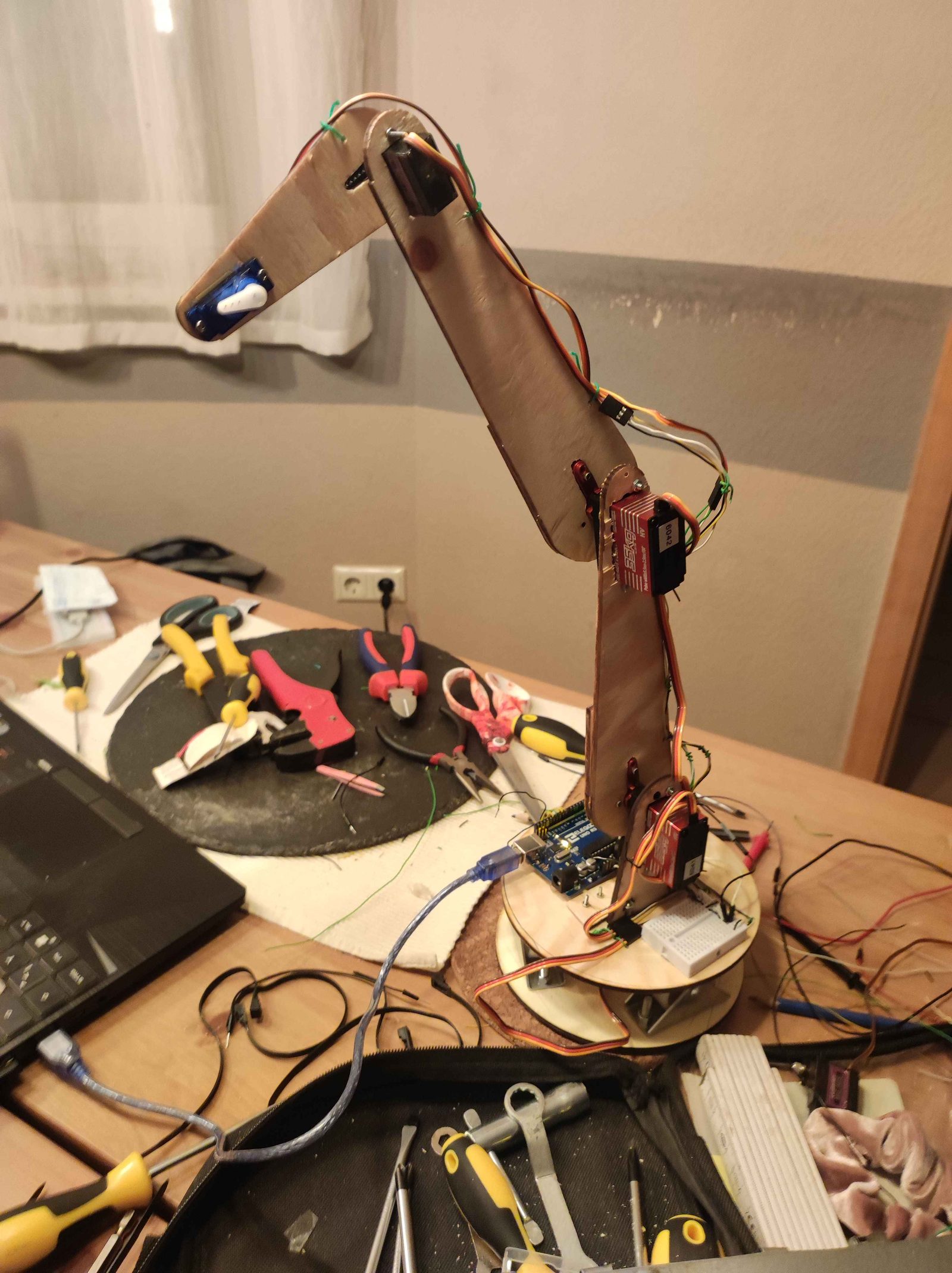 Der Arm während des Baus in der Werkstatt