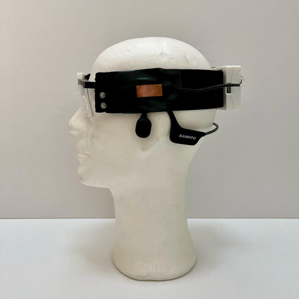 Prototyp der Smart Glasses auf einem Styroporkopf, Seitenansicht